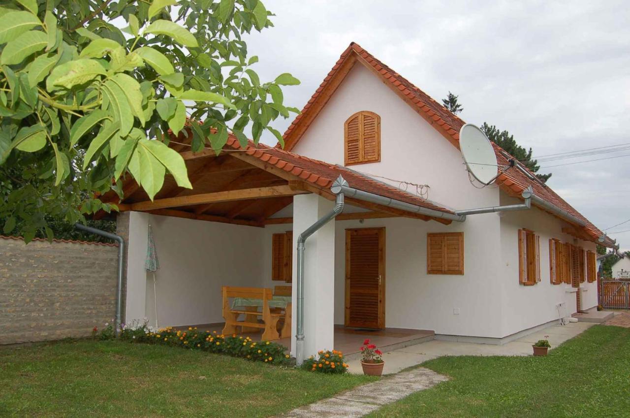 Apartment Balatonbereny 8 Екстер'єр фото